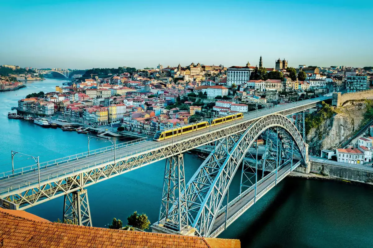 Find out how to obtain a business visa to Portugal.
