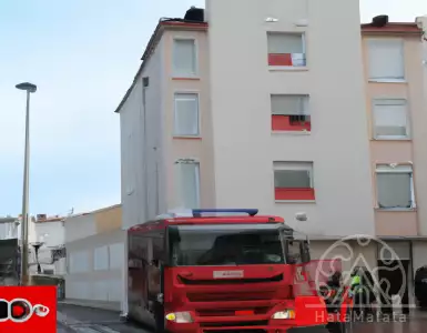 Family evicted after apartment fire in Santarém.