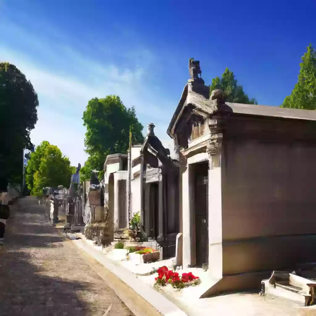 Real estate prices in Paris: living next to a cemetery?