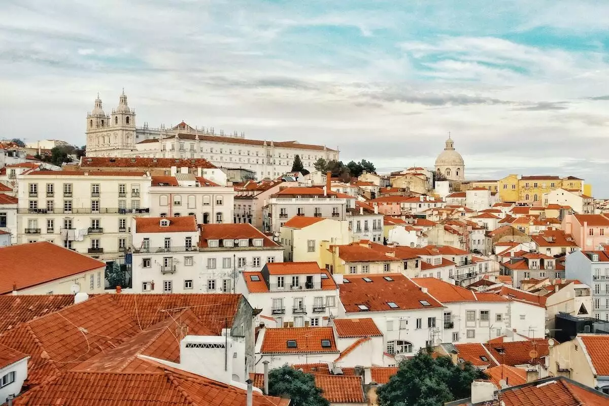 Study the requirements for obtaining emigrant status in Portugal