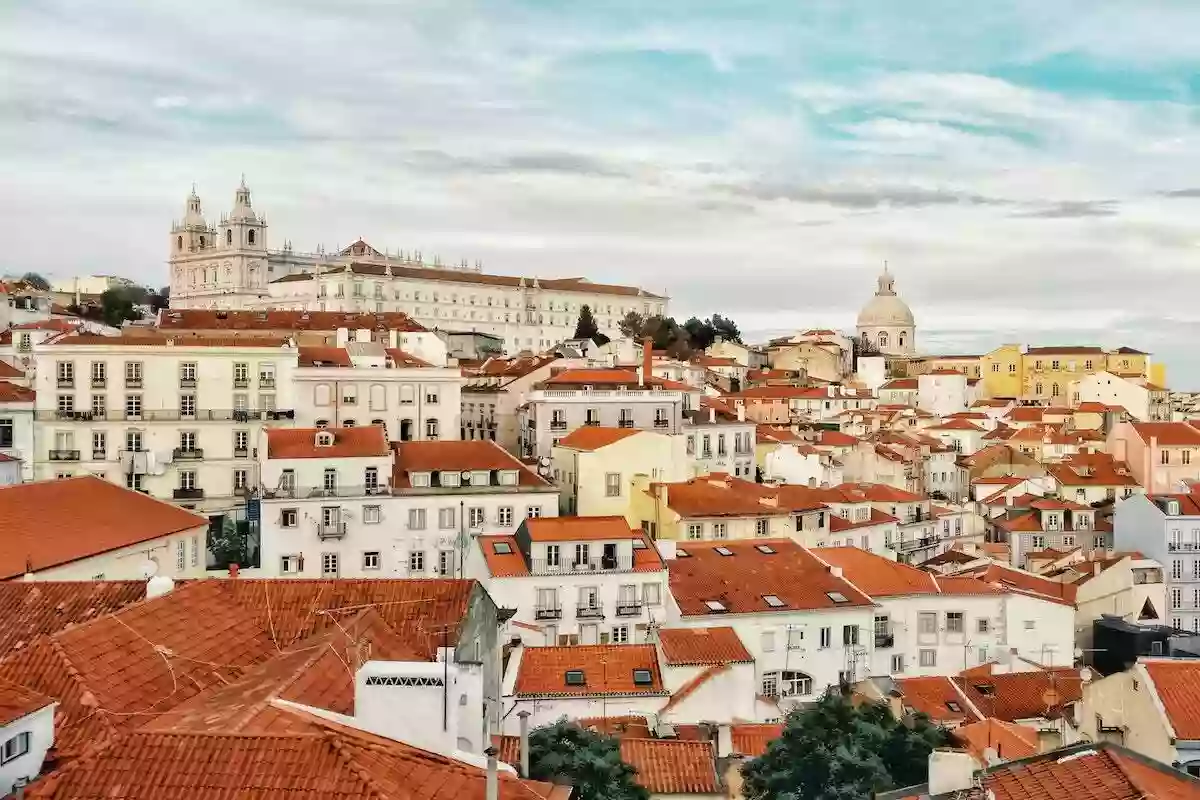 Study the requirements for obtaining emigrant status in Portugal
