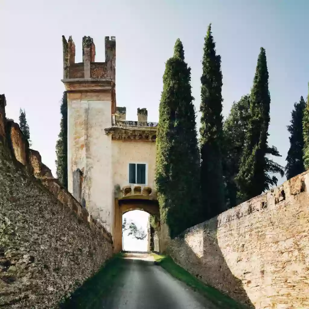 Итальянский замок, дворец и деревня на продажу за $2 миллиона