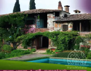 Hilltop villa in Italy with a strong foundation