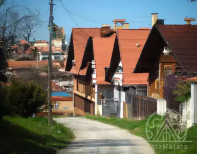 A square dream house outside Belgrade for 210 euros! See how much it takes for an ethnic homestead on 14 hundred acres of land.
