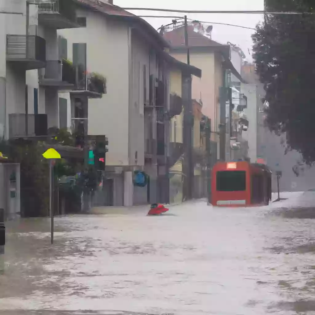 Проливные дожди затопляют улицы Милана.