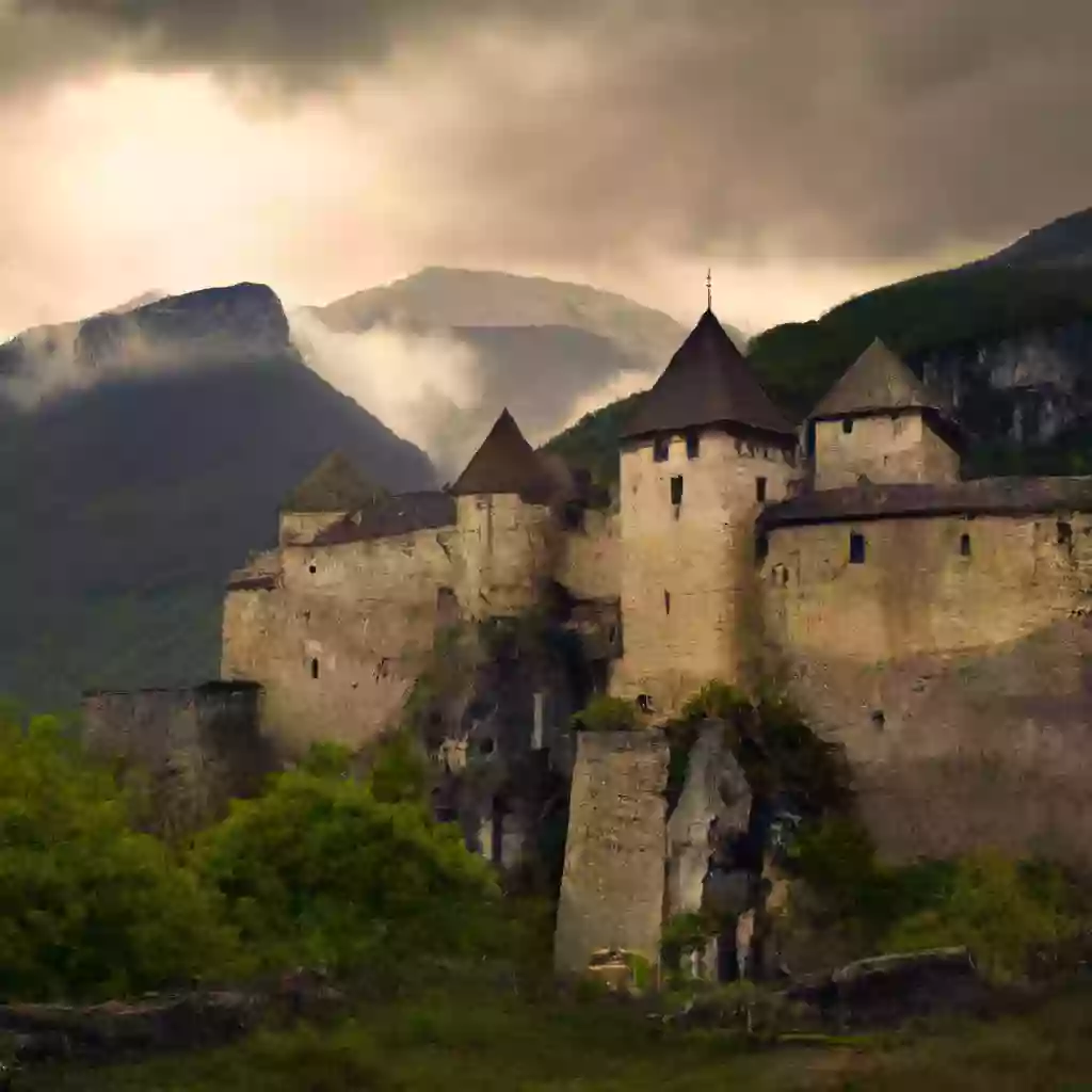 Бивуак, превращенный в усадьбу, недалеко от границы Франции и Швейцарии: Бывшая крепость преобразована.