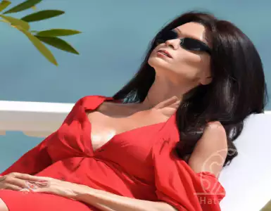 Catherine Zeta-Jones has shared a sizzling snap from her Mallorca estate.