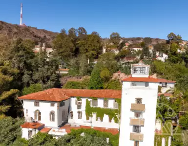 A mansion in the Spanish architecture style of the1920s, which belonged to Madonna, is up for sale for21 million dollars.