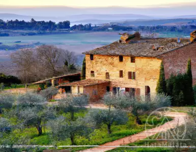 Immerse yourself in the unique atmosphere of Tuscany in wonderful hotels and villas.