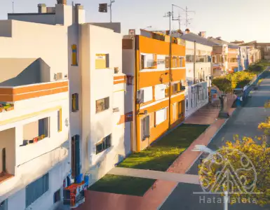 Spain's real estate collapse: A bleak outlook deepens the actual recession, affecting growth prospects.