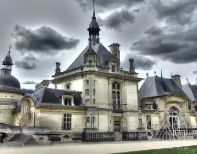 The Parisian aristocrat demands the return of the ancestral estate in an inheritance dispute