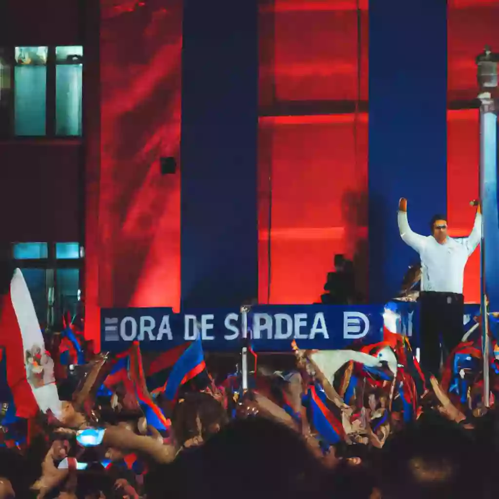 Президент Сербии Александр Вучич покидает пост лидера партии СНС, оставаясь главой государства.