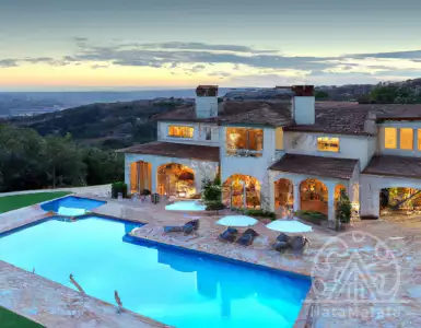 This Tuscan-style mansion in California with an Italian vacation rental for $100,000 to $18 million.