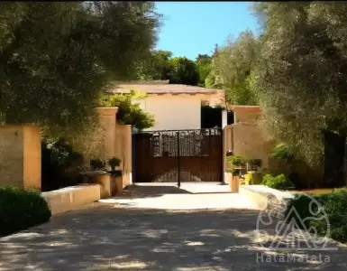 A $37 million vintage Tuscan villa-style palace in Los Angeles will transport you to the Italian countryside of the 1920s