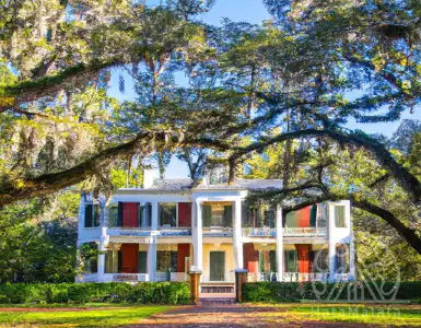 Paula Deen's former residence sold for $8.4 million on the riverfront in Georgia.