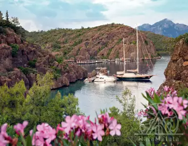 Datca is a Turkish town between the Mediterranean Sea and the Aegean Sea. Description and characterization.