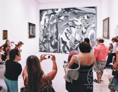 The ban on photographing Picasso's 'Guernica' was lifted at the Reina Sofia, in an acceptable manner, without specifying the author.Permission to shoot Picasso's 'Guernica' at the Reina Sofia. There is no more prohibition, properly and without the author.