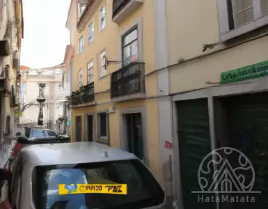 "translation": "Three out of four real estate properties were sold in less than three months."