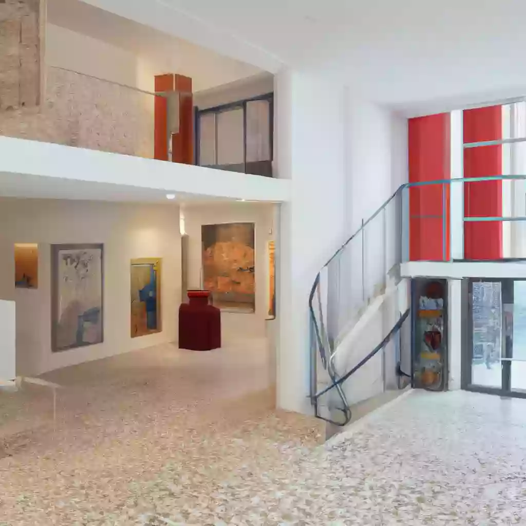 Войдите в яркий музей современного греческого художника Алекоса Фассианоса в Афинах.