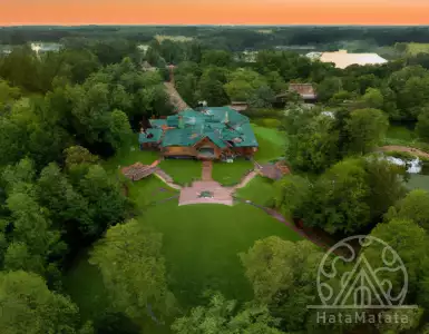 The title in Russian: Midwest is an outdoor enthusiast's paradise: a unique estate for sale in Indiana.