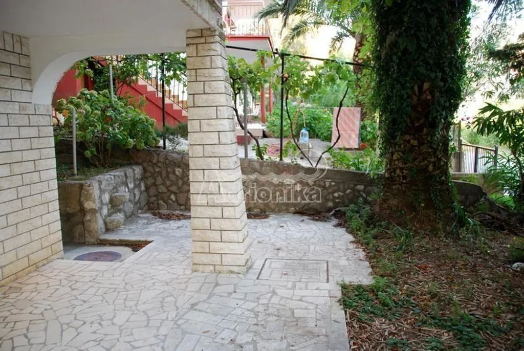 House 378m² in Montenegro, Kotor. Priced at 420000€ rent photo-4