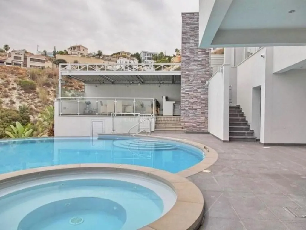 Villa 320m² in Cyprus, Limassol. Priced at 1500000€ rent photo-3