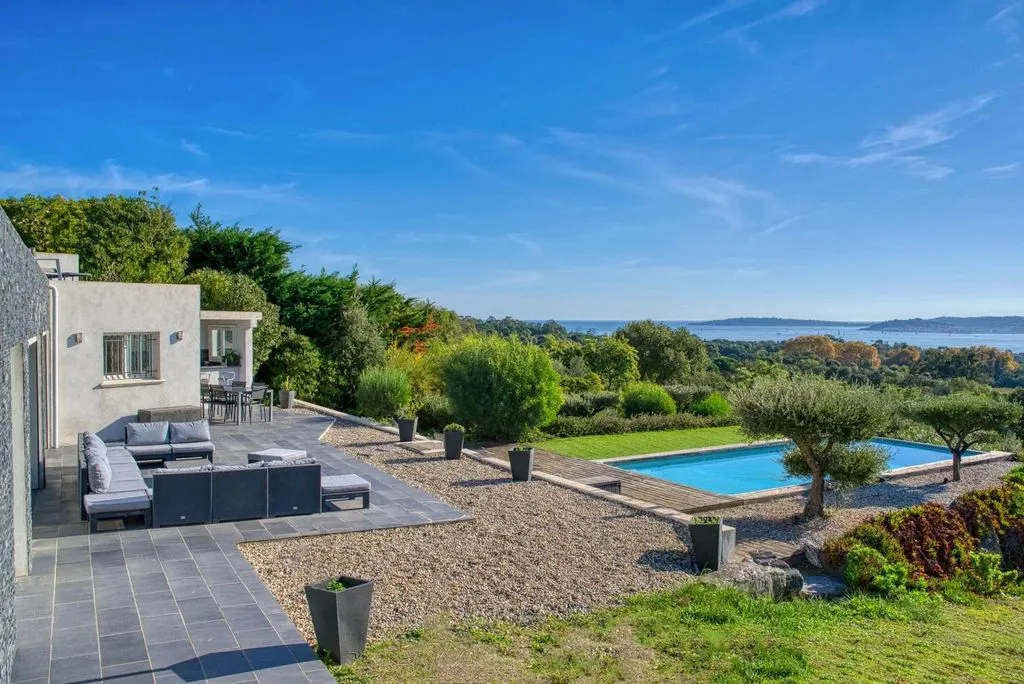 House 267m² in France, Grima. Priced at 3300000€ rent photo-3