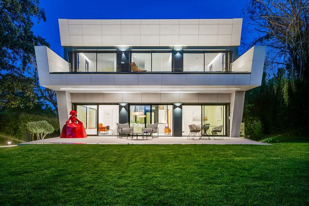 House 1267m² in Portugal, Lisbon. Priced at 7250000€ rent photo-3