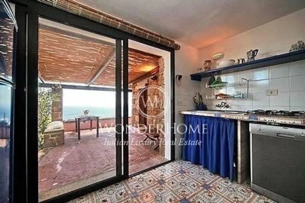 Villa 250m² in Italy, Pantellery. Priced at 1500000€ rent photo-1