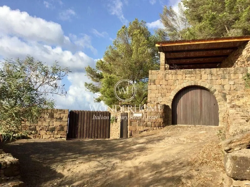 Villa 250m² in Italy, Pantellery. Priced at 1500000€ rent photo-4