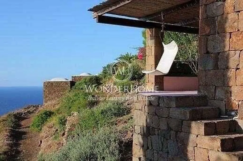 Villa 250m² in Italy, Pantellery. Priced at 1500000€ rent photo-6