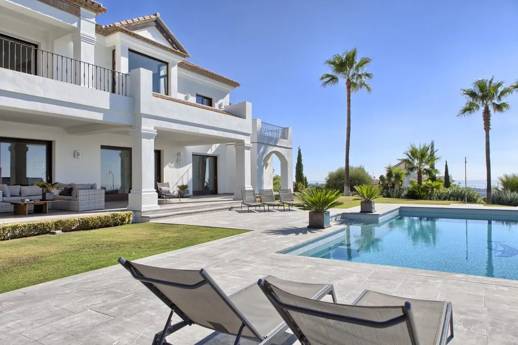 Villa 650m² in Italy, Karimate. Priced at 4900000€ rent photo-13