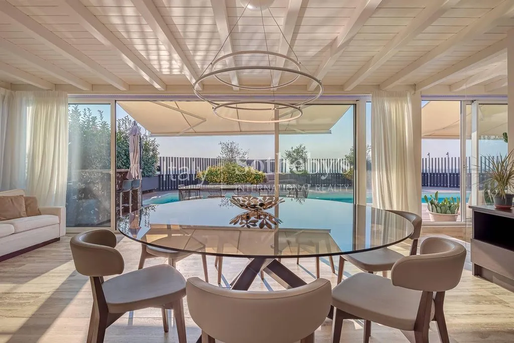 House 450m² in Italy, Milan. Priced at 4600000€ rent photo-3