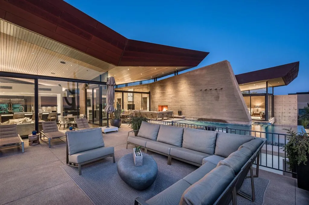 House 275m² in USA, Scottsdale. Priced at 2043100€ rent photo-8