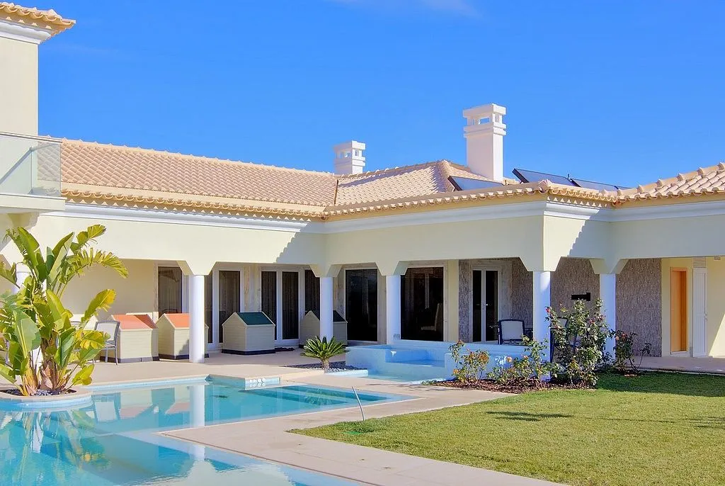 Villa 1084m² in Italy, Karimate. Priced at 2500000€ rent photo-3