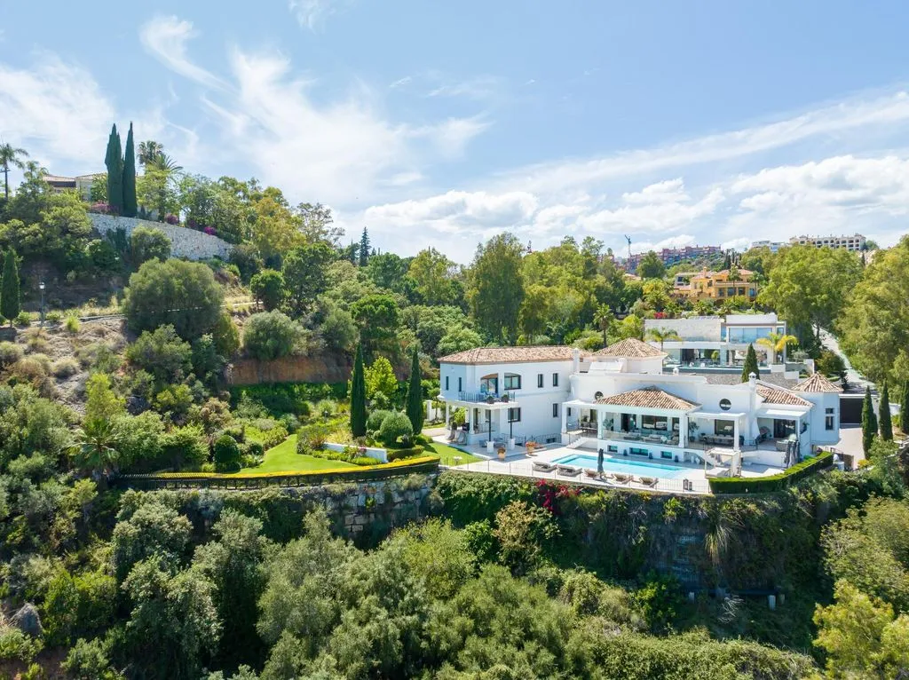 Villa 1014m² in Italy, Karimate. Priced at 8900000€ rent photo-3