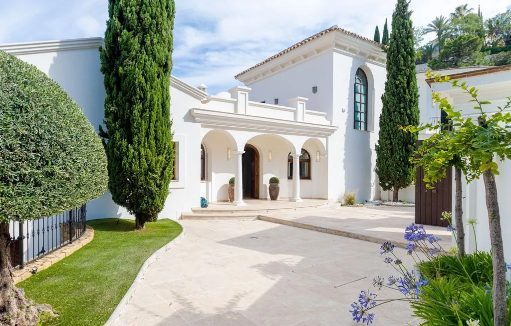 Villa 1014m² in Italy, Karimate. Priced at 8900000€ rent photo-4
