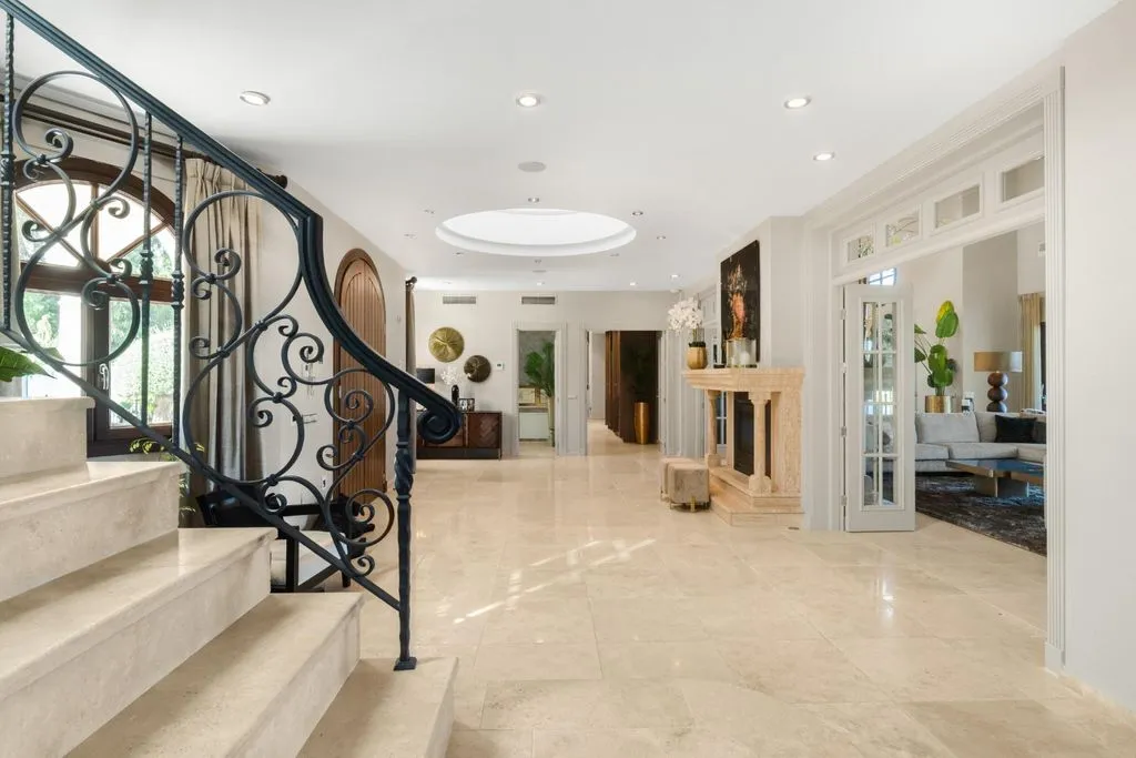 Villa 1014m² in Italy, Karimate. Priced at 8900000€ rent photo-6