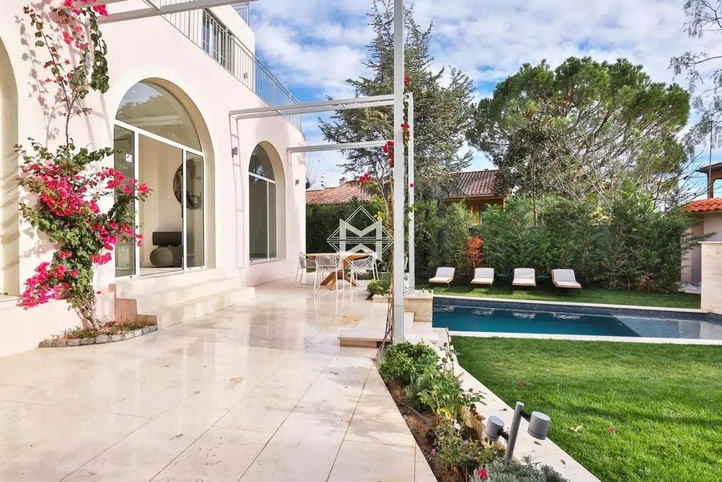 Villa 262m² in Italy, Arma di Taja. Priced at 5900000€ rent photo-3