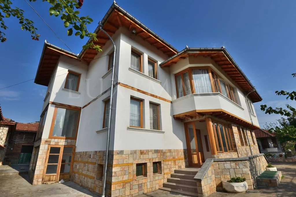 Townhouse 640m² in Bulgaria, Veliko Tarnovo. Priced at 500000€ rent photo-3