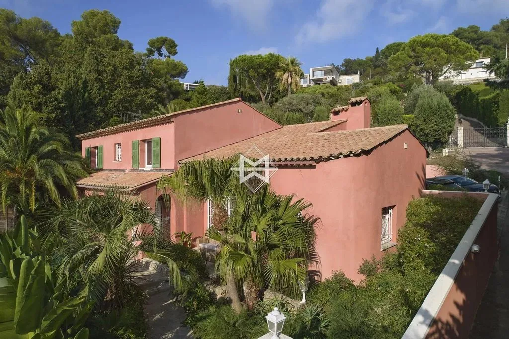 House 195m² in France, Le Canne. Priced at 1390000€ rent photo-1