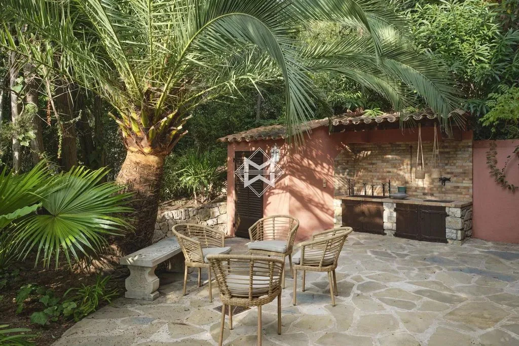 House 195m² in France, Le Canne. Priced at 1390000€ rent photo-2