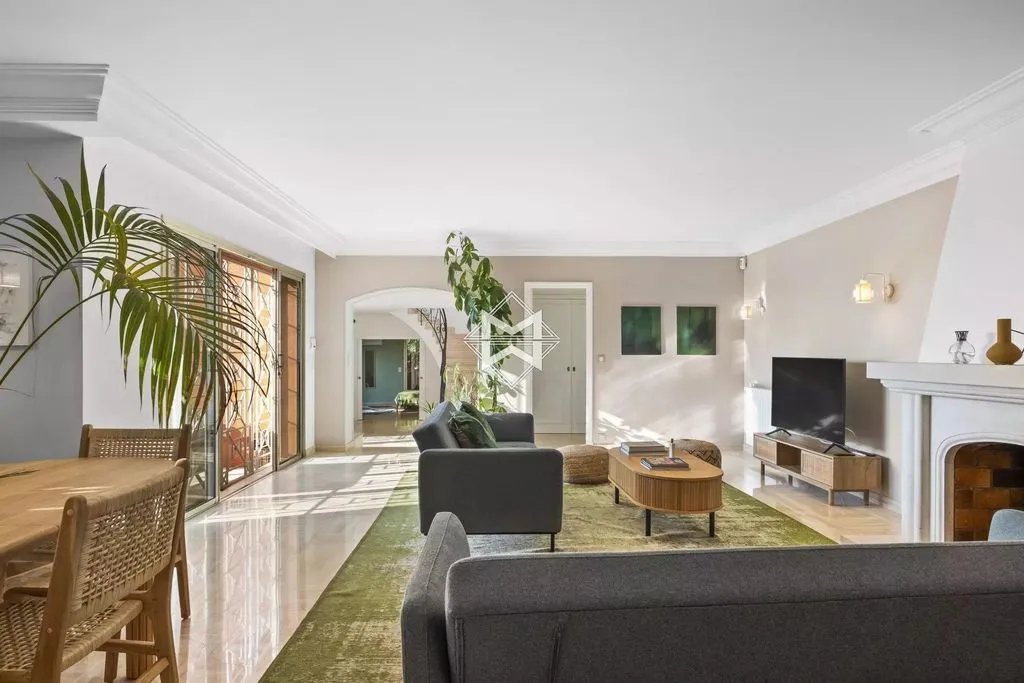House 195m² in France, Le Canne. Priced at 1390000€ rent photo-4