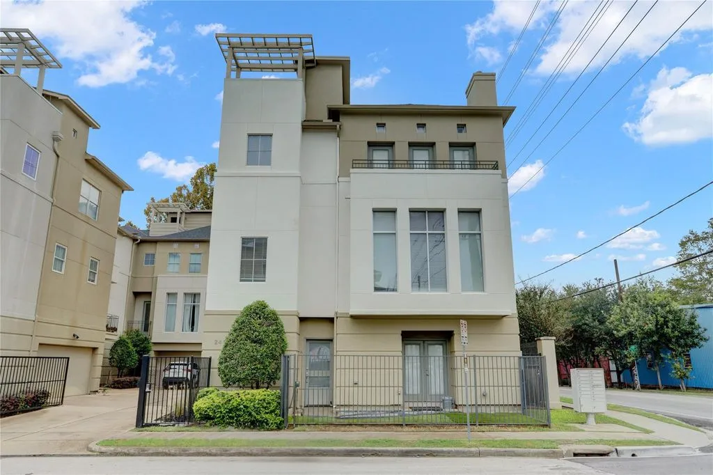 Townhouse 251m² in USA, Houston. Priced at 654000€ rent photo-2