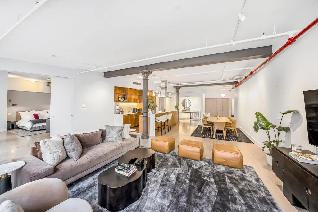 Flat 234m² in USA, New York. Priced at 4573600€ rent photo-5