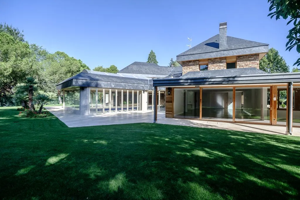 House 1400m² in Portugal, Lisbon. Priced at 4800000€ rent photo-3