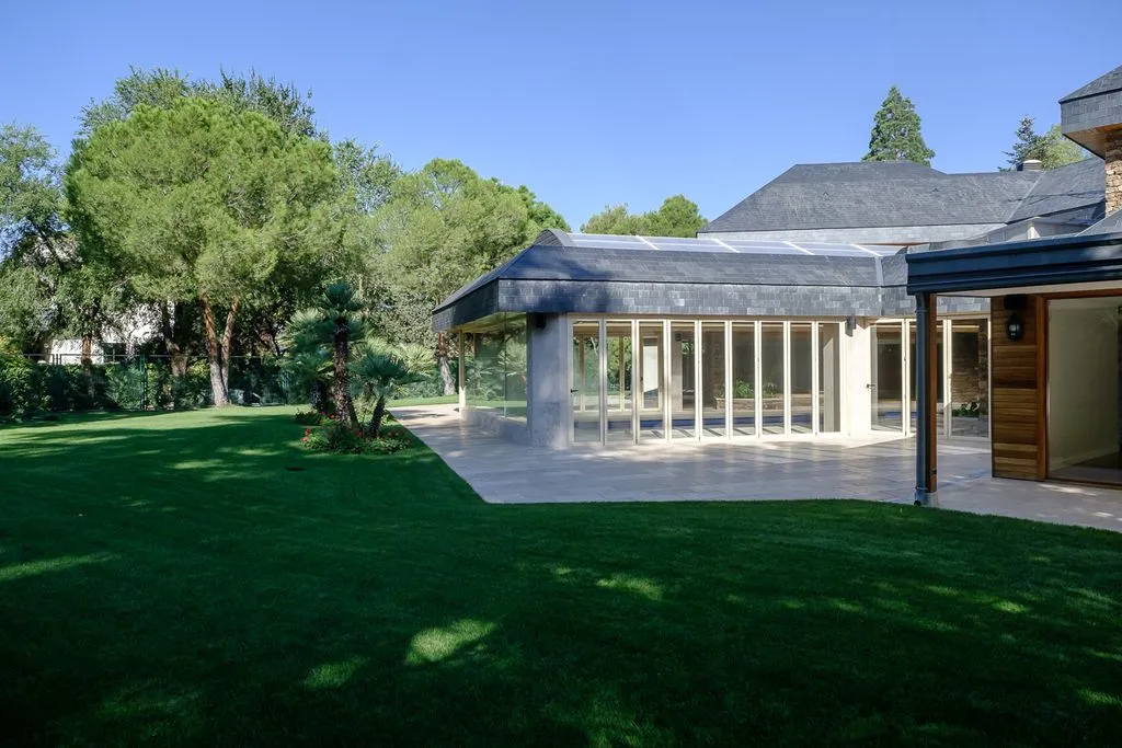 House 1400m² in Portugal, Lisbon. Priced at 4800000€ rent photo-4