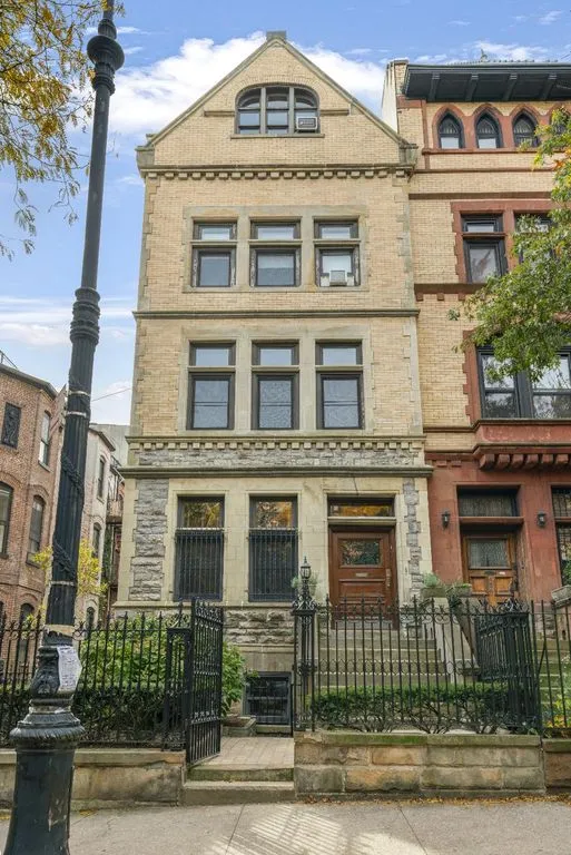 Townhouse 492m² in USA, New York. Priced at 2378200€ rent photo-2