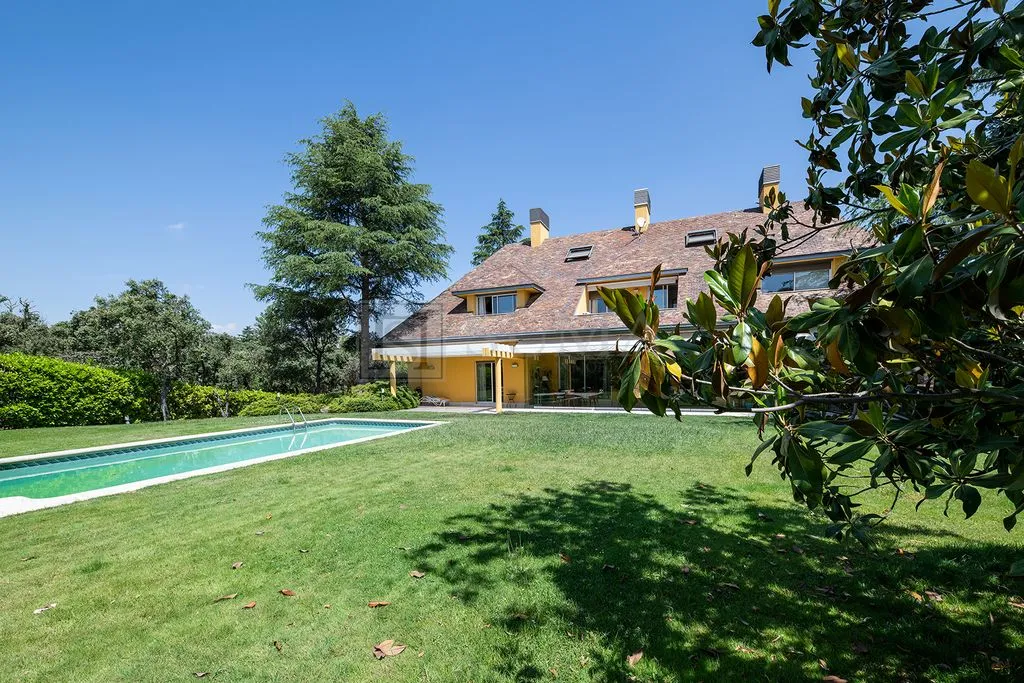 House 1200m² in Portugal, Lisbon. Priced at 9500000€ rent photo-2