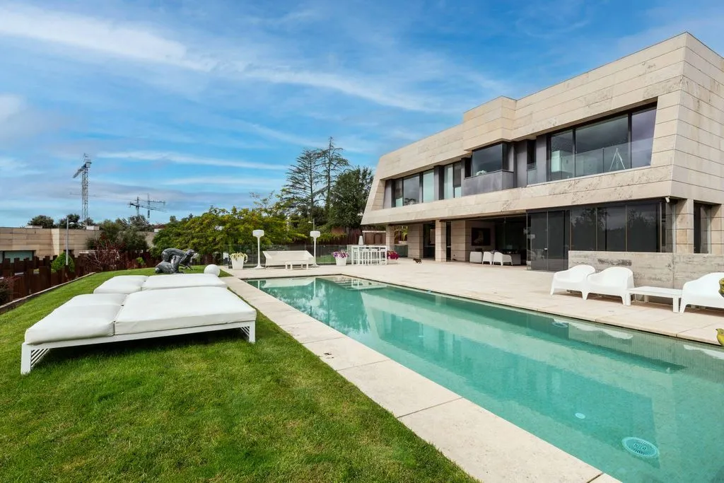 House 1000m² in Portugal, Lisbon. Priced at 10000000€ rent photo-2